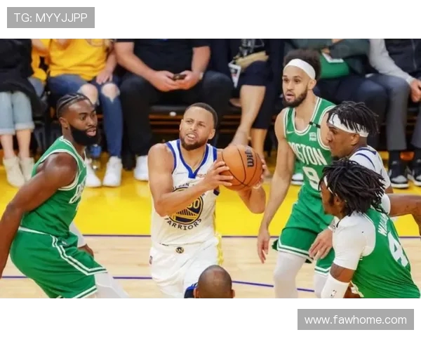 引力值第一勇士官方晒库里遭多名防守重点盯防赛场瞬间统治比赛